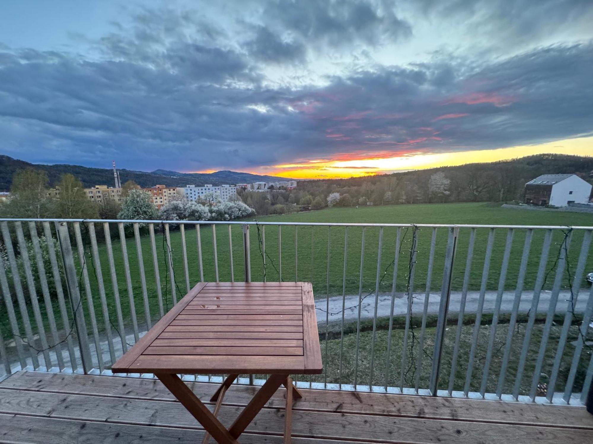 Sunset View Roznov Apartment